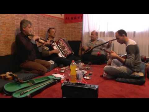 Bekimi dhe Bardha - Po kendojn motrat me daire